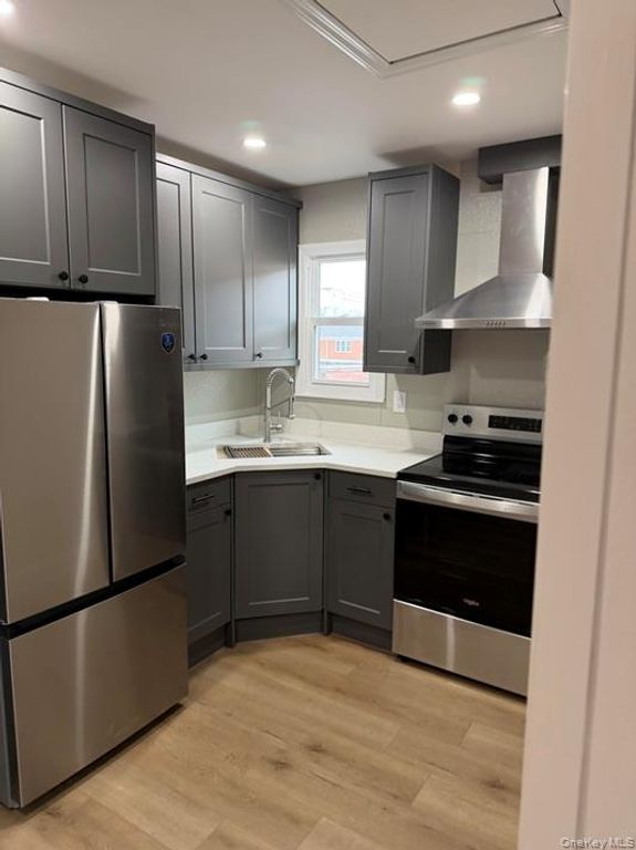 3 Railroad Ave, Babylon, NY 11708