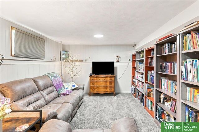 9406 Ames Avenue, Omaha, NE 68134