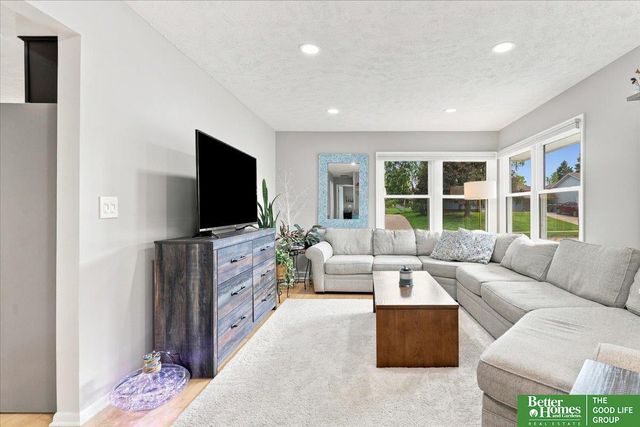 9406 Ames Avenue, Omaha, NE 68134