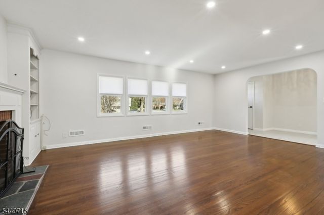 287 Country Club Dr, Oradell Boro, NJ 07649