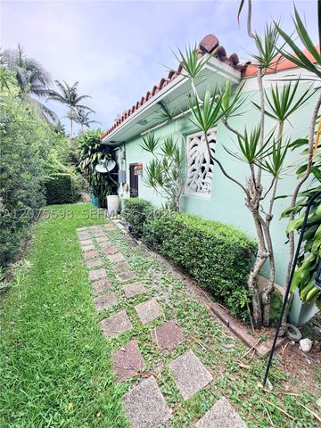 951 NE 115th St, Biscayne Park, FL 33161