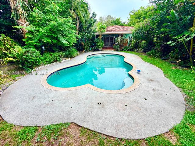 951 NE 115th St, Biscayne Park, FL 33161