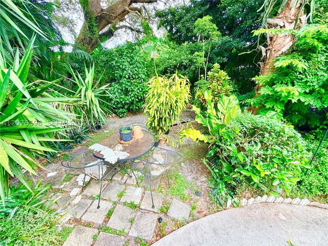 951 NE 115th St, Biscayne Park, FL 33161