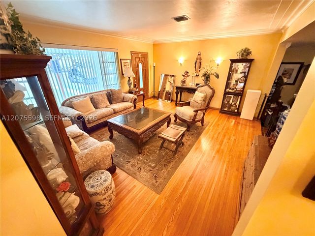 951 NE 115th St, Biscayne Park, FL 33161