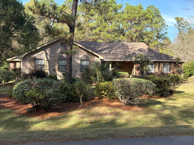 84 Fair Lake Dr., Hattiesburg, MS 39402