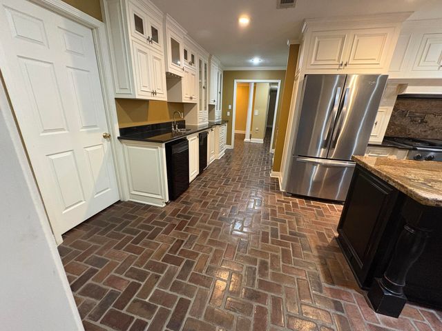 84 Fair Lake Dr., Hattiesburg, MS 39402