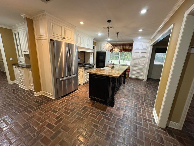 84 Fair Lake Dr., Hattiesburg, MS 39402