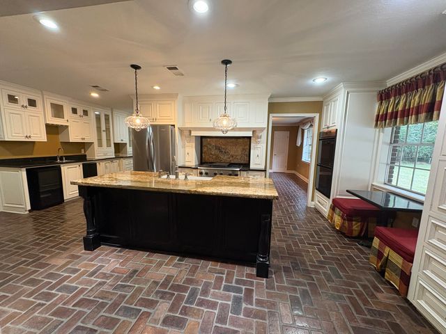 84 Fair Lake Dr., Hattiesburg, MS 39402