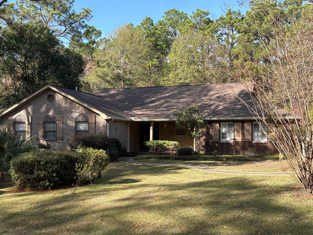 84 Fair Lake Dr., Hattiesburg, MS 39402