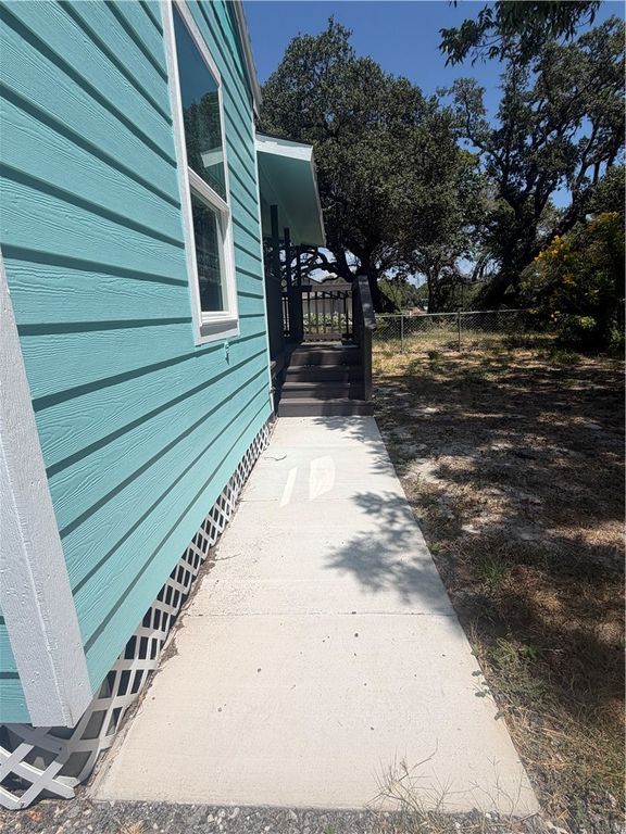 734 S Rife St, Aransas Pass, TX 78336 — photo 3
