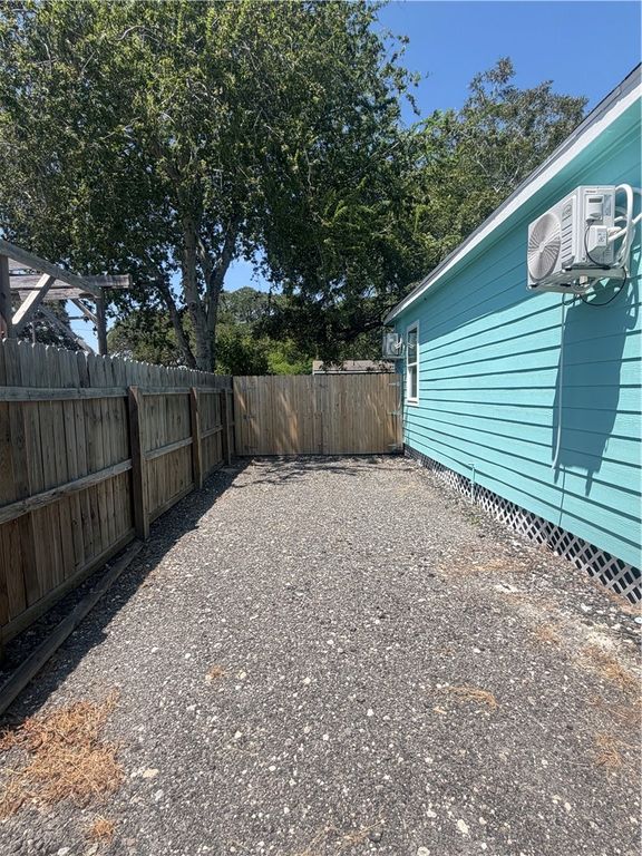 734 S Rife St, Aransas Pass, TX 78336 — photo 4