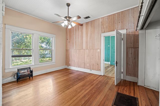 110 W Pecan ST, Hutto, TX 78634