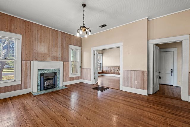 110 W Pecan ST, Hutto, TX 78634