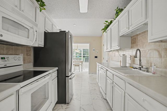 668 Wintercreeper Dr., Longs, SC 29568