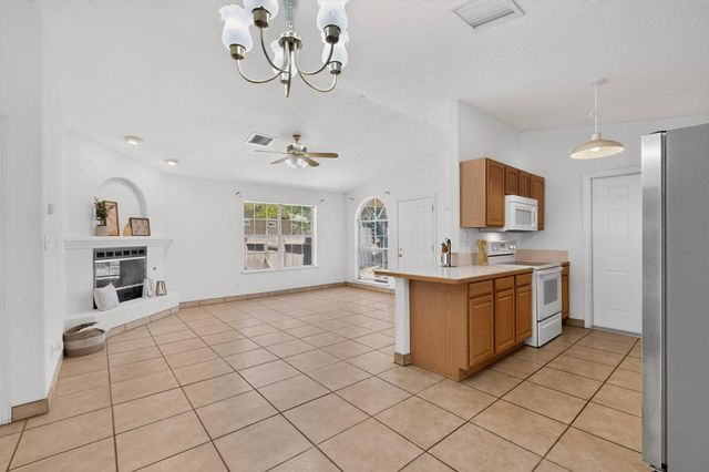 18 Timothy Court, Los Lunas, NM 87031