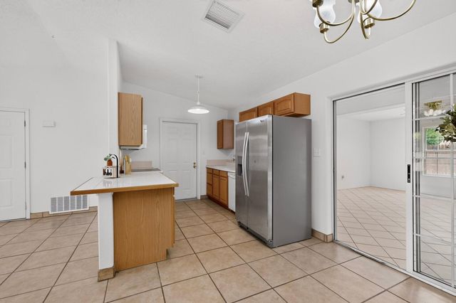 18 Timothy Court, Los Lunas, NM 87031