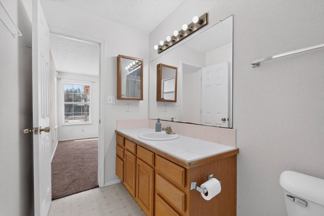 18 Timothy Court, Los Lunas, NM 87031