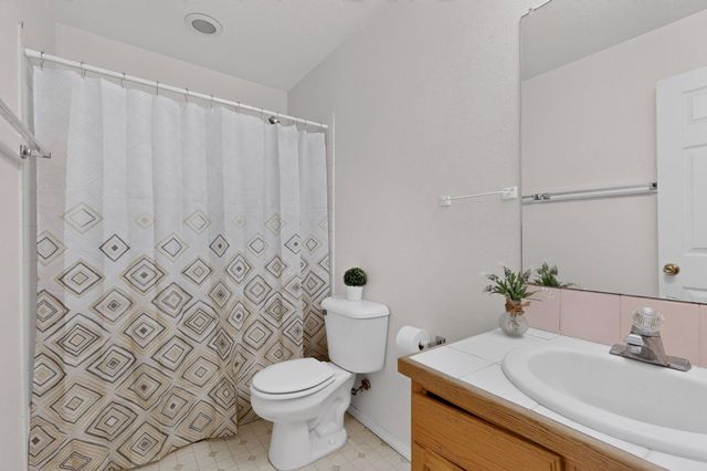 18 Timothy Court, Los Lunas, NM 87031