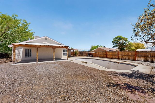 18 Timothy Court, Los Lunas, NM 87031