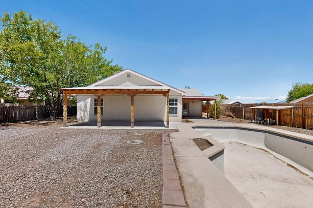 18 Timothy Court, Los Lunas, NM 87031