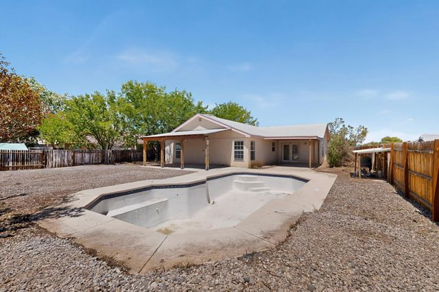 18 Timothy Court, Los Lunas, NM 87031