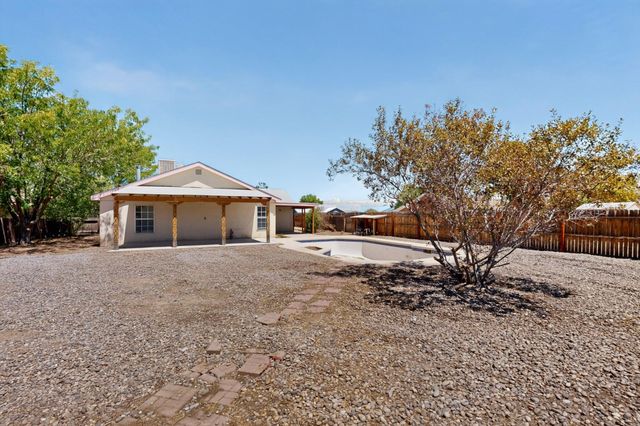 18 Timothy Court, Los Lunas, NM 87031