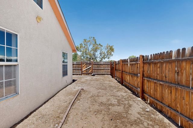 18 Timothy Court, Los Lunas, NM 87031