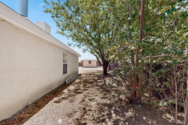 18 Timothy Court, Los Lunas, NM 87031