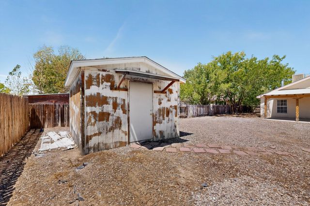 18 Timothy Court, Los Lunas, NM 87031