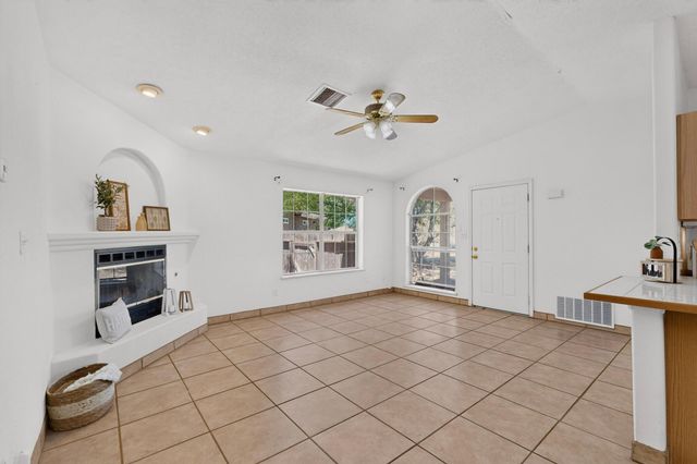 18 Timothy Court, Los Lunas, NM 87031