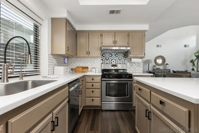 1967 Spanish Oak Way, Vista, CA 92081