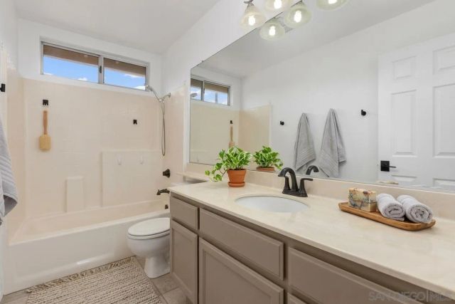 1967 Spanish Oak Way, Vista, CA 92081