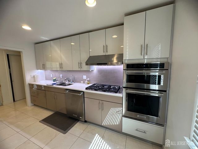 9 E Holly Road E, Iselin, NJ 08830