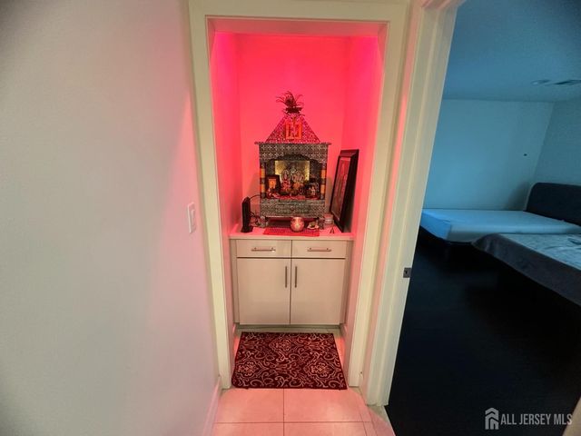 9 E Holly Road E, Iselin, NJ 08830