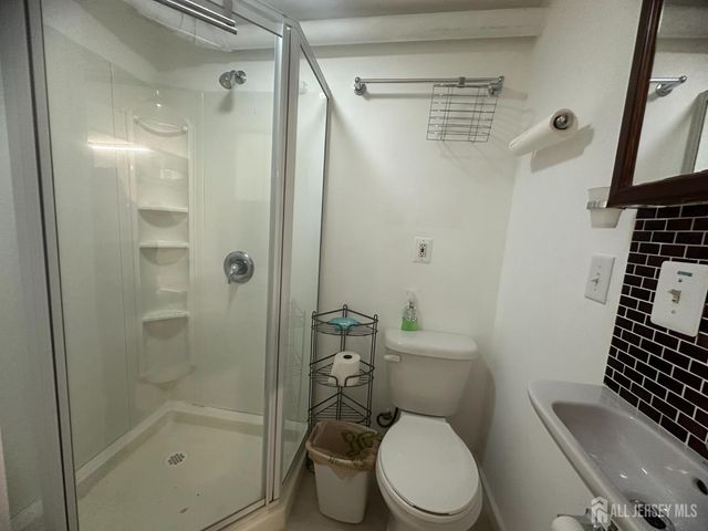 9 E Holly Road E, Iselin, NJ 08830