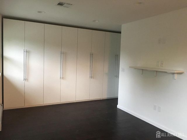9 E Holly Road E, Iselin, NJ 08830