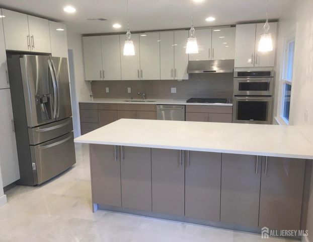 9 E Holly Road E, Iselin, NJ 08830
