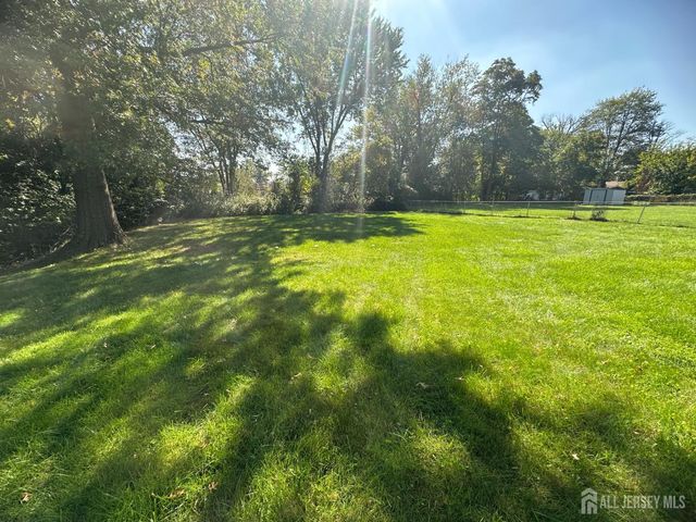 9 E Holly Road E, Iselin, NJ 08830