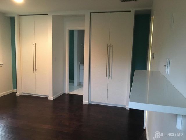 9 E Holly Road E, Iselin, NJ 08830