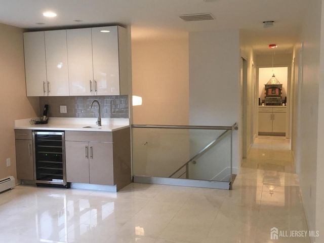 9 E Holly Road E, Iselin, NJ 08830