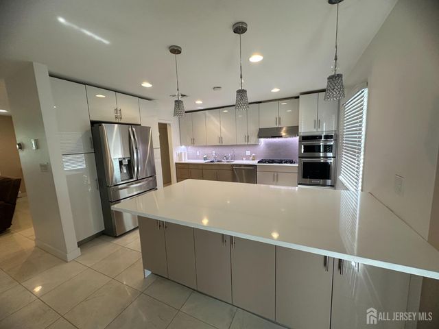 9 E Holly Road E, Iselin, NJ 08830