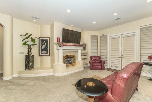 2135 SE Cottonwood Circle, Visalia, CA 93277