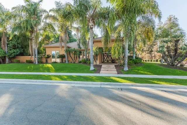 2135 SE Cottonwood Circle, Visalia, CA 93277