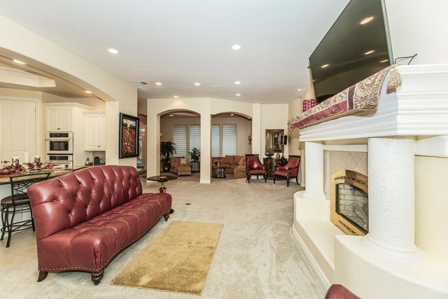 2135 SE Cottonwood Circle, Visalia, CA 93277