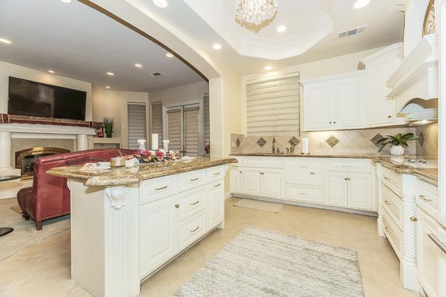 2135 SE Cottonwood Circle, Visalia, CA 93277