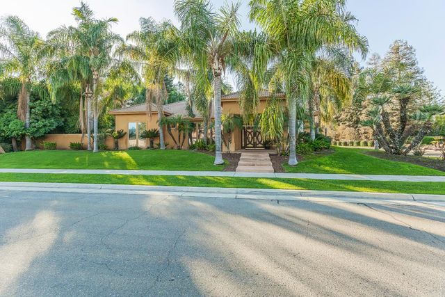 2135 SE Cottonwood Circle, Visalia, CA 93277