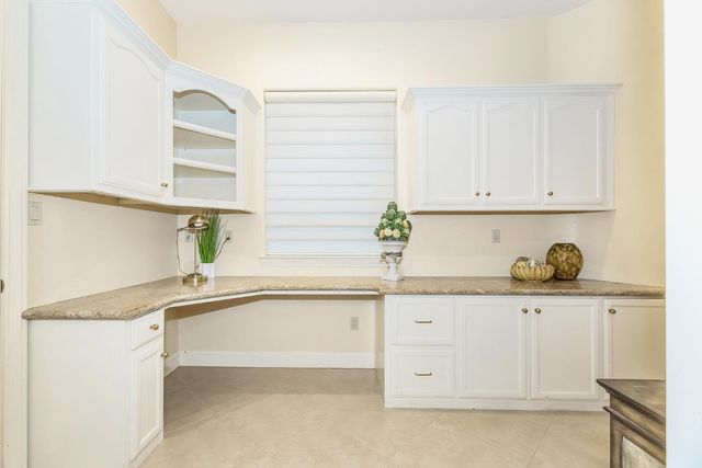 2135 SE Cottonwood Circle, Visalia, CA 93277