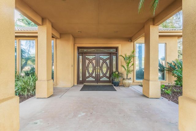 2135 SE Cottonwood Circle, Visalia, CA 93277