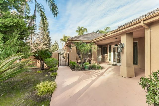 2135 SE Cottonwood Circle, Visalia, CA 93277