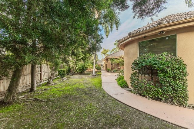 2135 SE Cottonwood Circle, Visalia, CA 93277